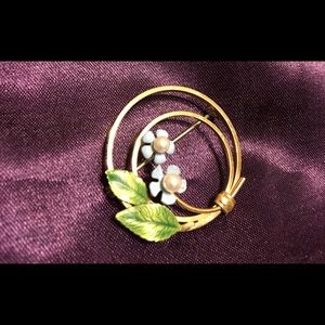 Dainty vintage flower brooch enamel faux pearl